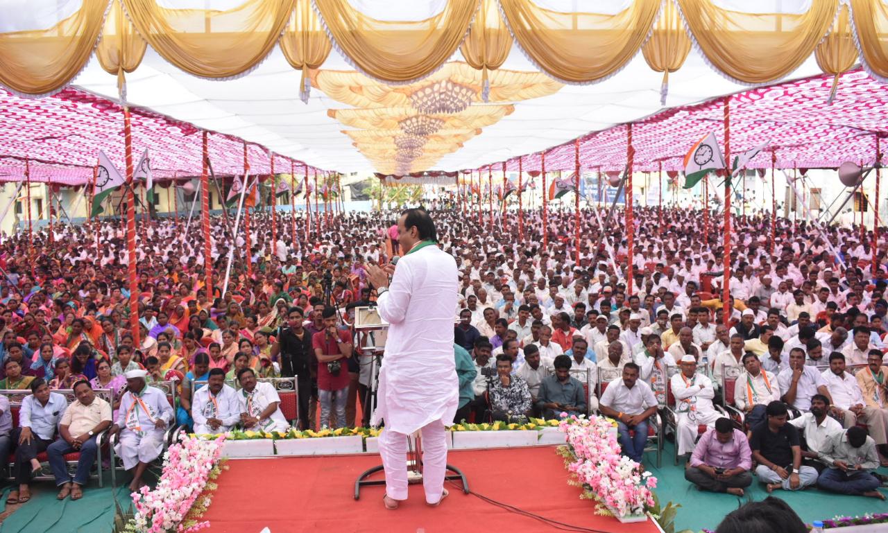 आम्ही तुमच्याकडे भीक मागतोय का ? -अजित पवार