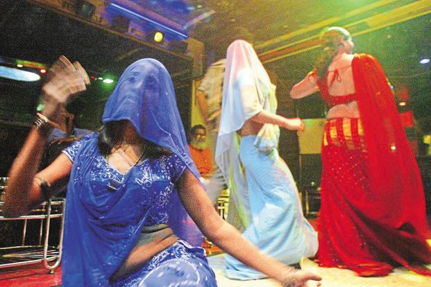 डान्सबारचा मार्ग मोकळा, राज्य सरकारच्या ‘या’ अटी सुप्रीम कोर्टानं केल्या रद्द !