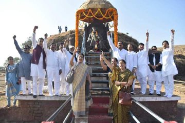 राष्ट्रवादीच्या निर्धार परिवर्तन संपर्क यात्रेला सुरुवात, रायगडावर सरकारविरोधात फुंकले रणशिंग !