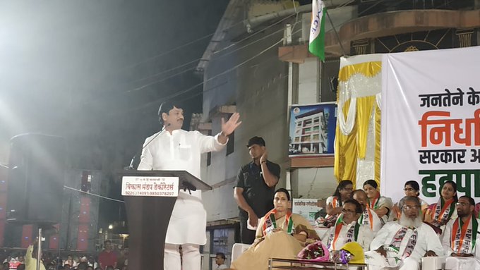 अभिव्यक्ती स्वातंत्र्य धोक्यात आलेले असताना डॉ. अरुणा ढेरेंच्या उत्कृष्ट आणि परखड भाषणासाठी अभिनंदन, धनंजय मुंडे