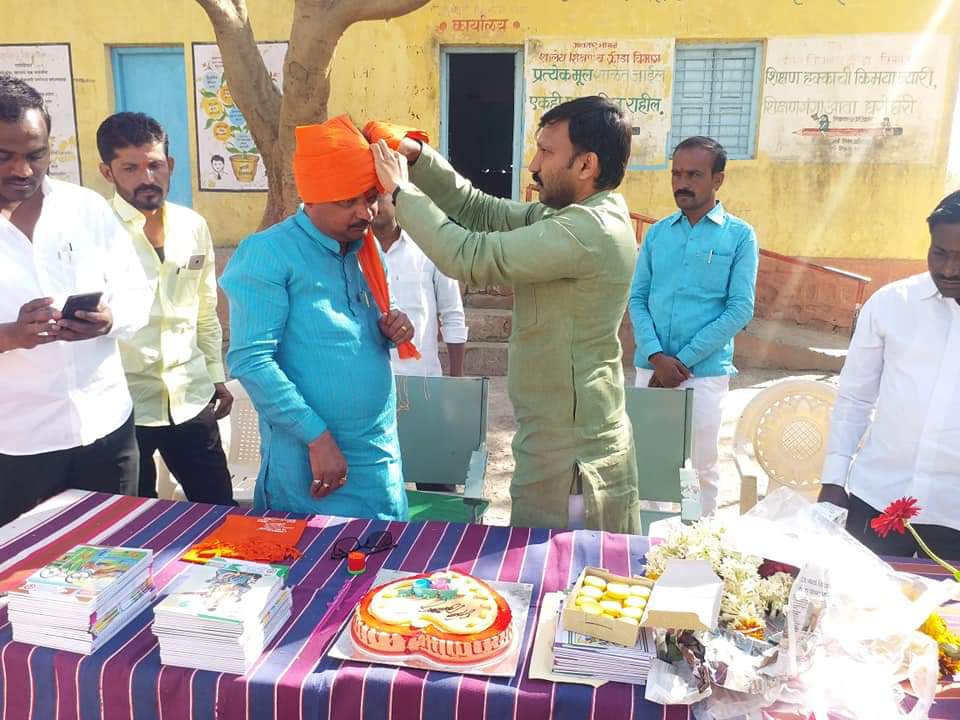 उस्मानाबाद – शिवसेनेचे अजित पिंगळे यांची वाढदिवसाच्या निमित्ताने विधानसभेची मोर्चेबांधणी, पण टोपी कोण कोणाला घालणार?