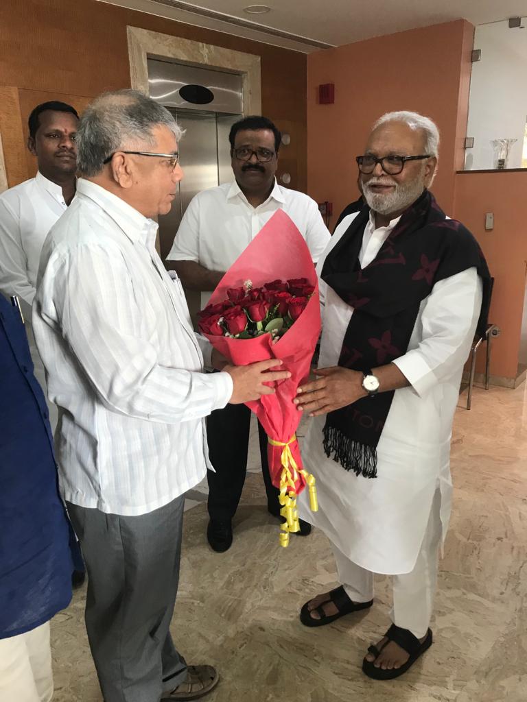 प्रकाश आंबेडकरांनी घेतली छगन भुजबळांची भेट, आघाडीत सहभागी होणार? प्रकाश आंबेडकरांनी घेतली छगन भुजबळांची भेट, आघाडीत सहभागी होणार?