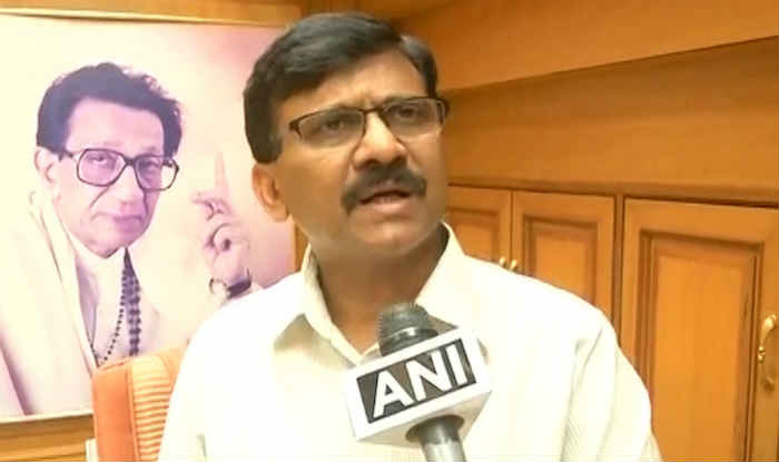मनसे विरुद्ध शिवसेना वाद रंगला, मनसे कार्यकर्त्यांनी पोस्टरवरुन संजय राऊतांचं नाव खोडलं !