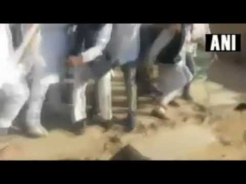 काँग्रेस कार्यकर्त्यांमध्ये तुफान हाणामारी ! VIDEO काँग्रेस कार्यकर्त्यांमध्ये तुफान हाणामारी ! VIDEO