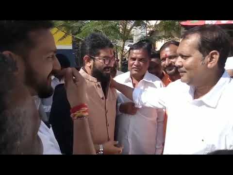 शिवेंद्रराजेंच्या खांद्यावर उदयनराजेंनी ठेवला हात, अजून मी फीट आहे, कधीही प्रात्यक्षिकासाठी तयार! VIDEO