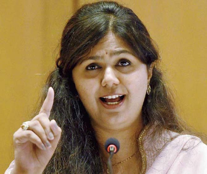 कुणाचं घर फोडून राजकारण करू नये – पंकजा मुंडे कुणाचं घर फोडून राजकारण करू नये – पंकजा मुंडे