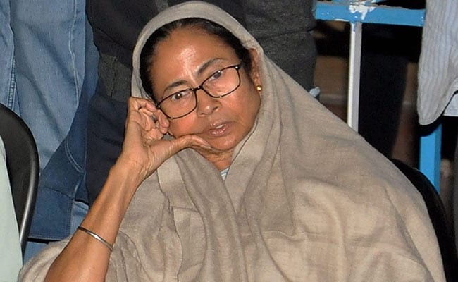 ममता बॅनर्जी यांना सर्वोच्च न्यायालयाचा झटका, पोलीस आयुक्तांना सीबीआयसमोर हजर राहण्याचे आदेश !