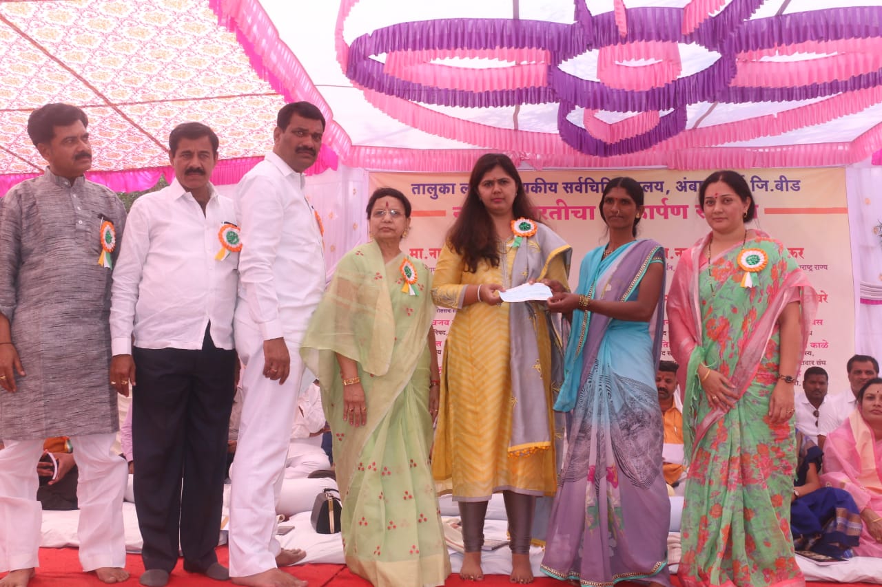 बारामतीकरांची हुजरेगिरी करणारांना दारात उभे करू नका – पंकजा मुंडे