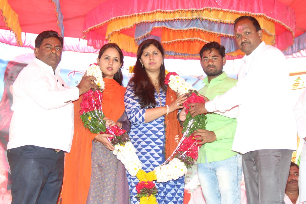 पोकळ गप्पा मारण्यापेक्षा गांवोगावचा विकास करण्यावर आमचा भर – पंकजा मुंडे