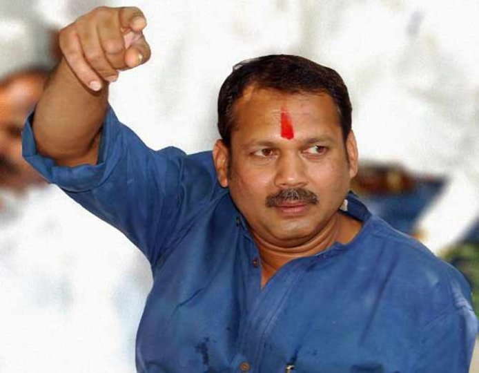 कार्यकर्त्यानं रचलेलं ते गाणं ऐकूण उदयनराजेंच्या डोळ्यात अश्रू ! VIDEO