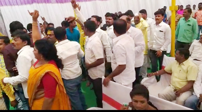 सोलापूर विद्यापीठाच्या नामांतर सोहळ्यात धनगर बांधवांचा राडा!