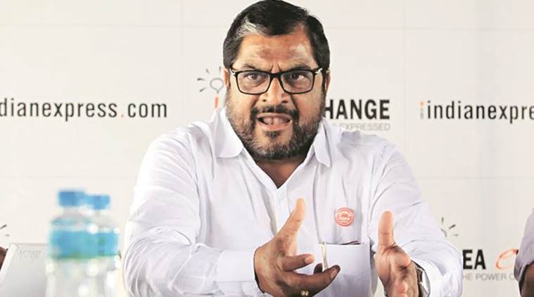 लोकसभेत पराभव करणारे धैर्यशील माने राजू शेट्टींच्या घरी, आशीर्वाद घेताच शेट्टींच्या आई म्हणाल्या…