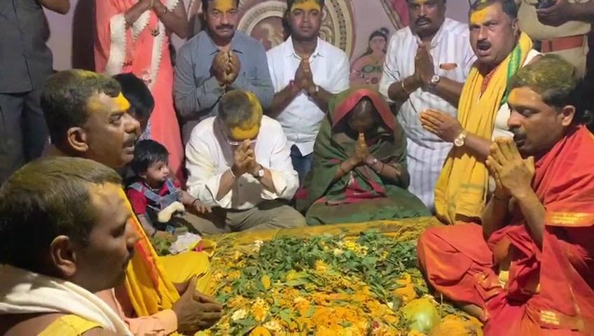 सुप्रिया सुळेंच्या लग्नाचा वाढदिवस जेजुरी गडावर ! VIDEO