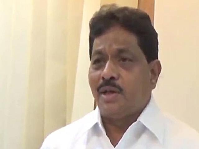 भाषण सुरु असताना भाजप नेत्यानं दिलेली ‘ती’ चिठ्ठी वाचून, खासदार दिलीप गांधींचे डोळे पाणावले !