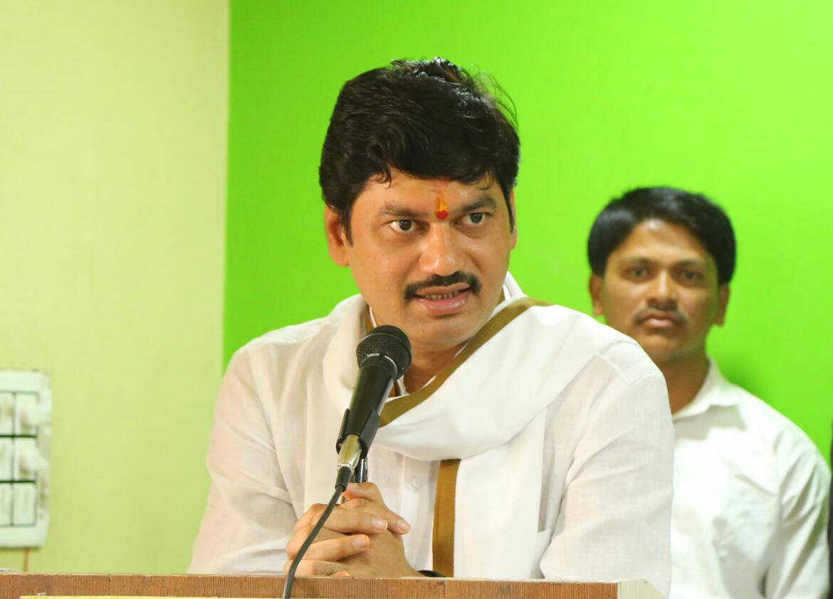 धनंजय मुंडेंना कोर्टाकडून दिलासा, गुन्हा दाखल करण्याच्या आदेशास स्थगिती!