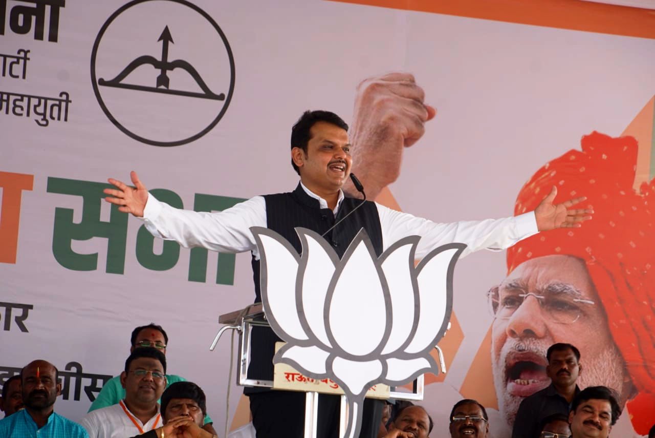 पवारांनी नेहमीच तुमचा विश्वासघात केला, या विधानसभेलाही घात करतील – फडणवीस पवारांनी नेहमीच तुमचा विश्वासघात केला, या विधानसभेलाही घात करतील – फडणवीस