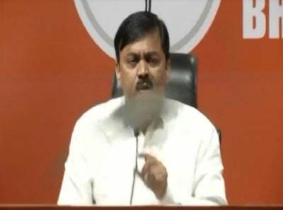 पत्रकार परिषदेत भाजपच्या ज्येष्ठ नेत्याला बूट फेकून मारला !