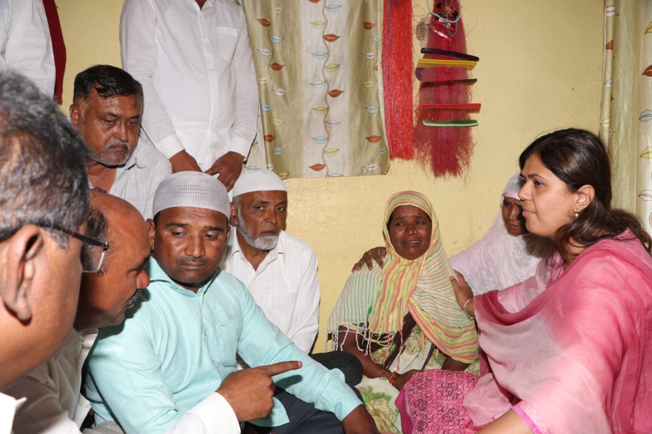 पंकजा मुंडे यांनी केले शहीद जवान शेख तौसिफ यांच्या कुटुंबियांचे सांत्वन !