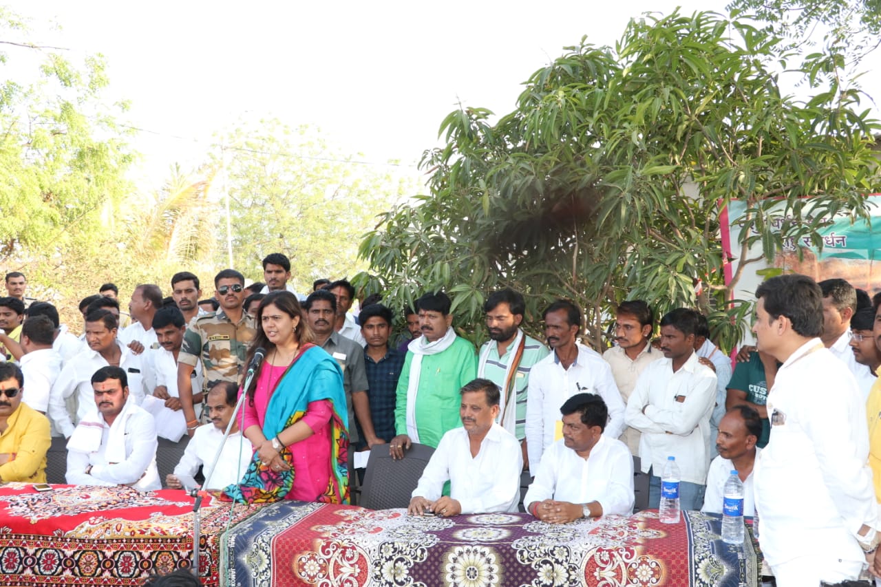 पंकजा मुंडे यांच्या परळी मतदारसंघातील तीव्र पाणी टंचाईग्रस्त गावांना भेटी !