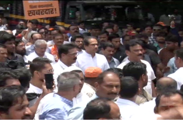 पीक विम्या कंपन्यांविरोधात शिवसेनेचा मोर्चा, उद्धव ठाकरेंसह अनेक शिवसैनिकांचा सहभाग! पीक विम्या कंपन्यांविरोधात शिवसेनेचा मोर्चा, उद्धव ठाकरेंसह अनेक शिवसैनिकांचा सहभाग!