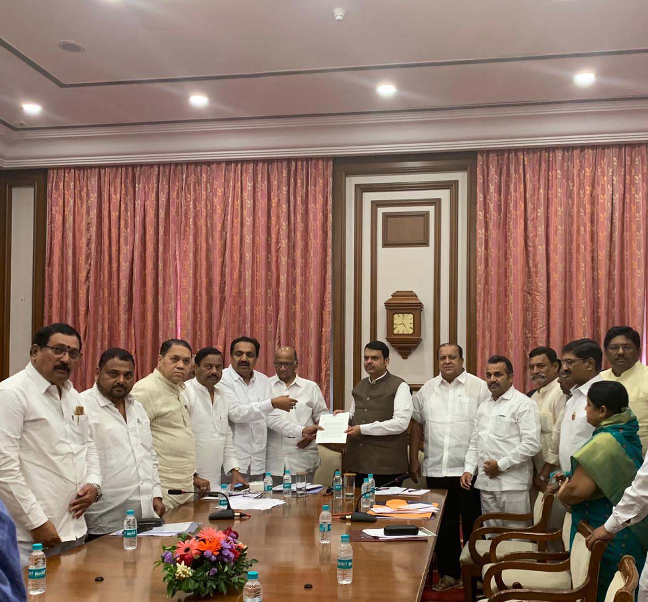 शरद पवारांनी घेतली मुख्यमंत्र्यांची भेट, केली ‘ही’ प्रमुख मागणी ! शरद पवारांनी घेतली मुख्यमंत्र्यांची भेट, केली ‘ही’ प्रमुख मागणी !