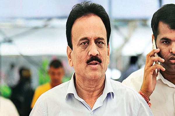 गिरीश महाजनांचं हे पूर पाहणी आहे का पूर पर्यटण? पाहा व्हिडीओ