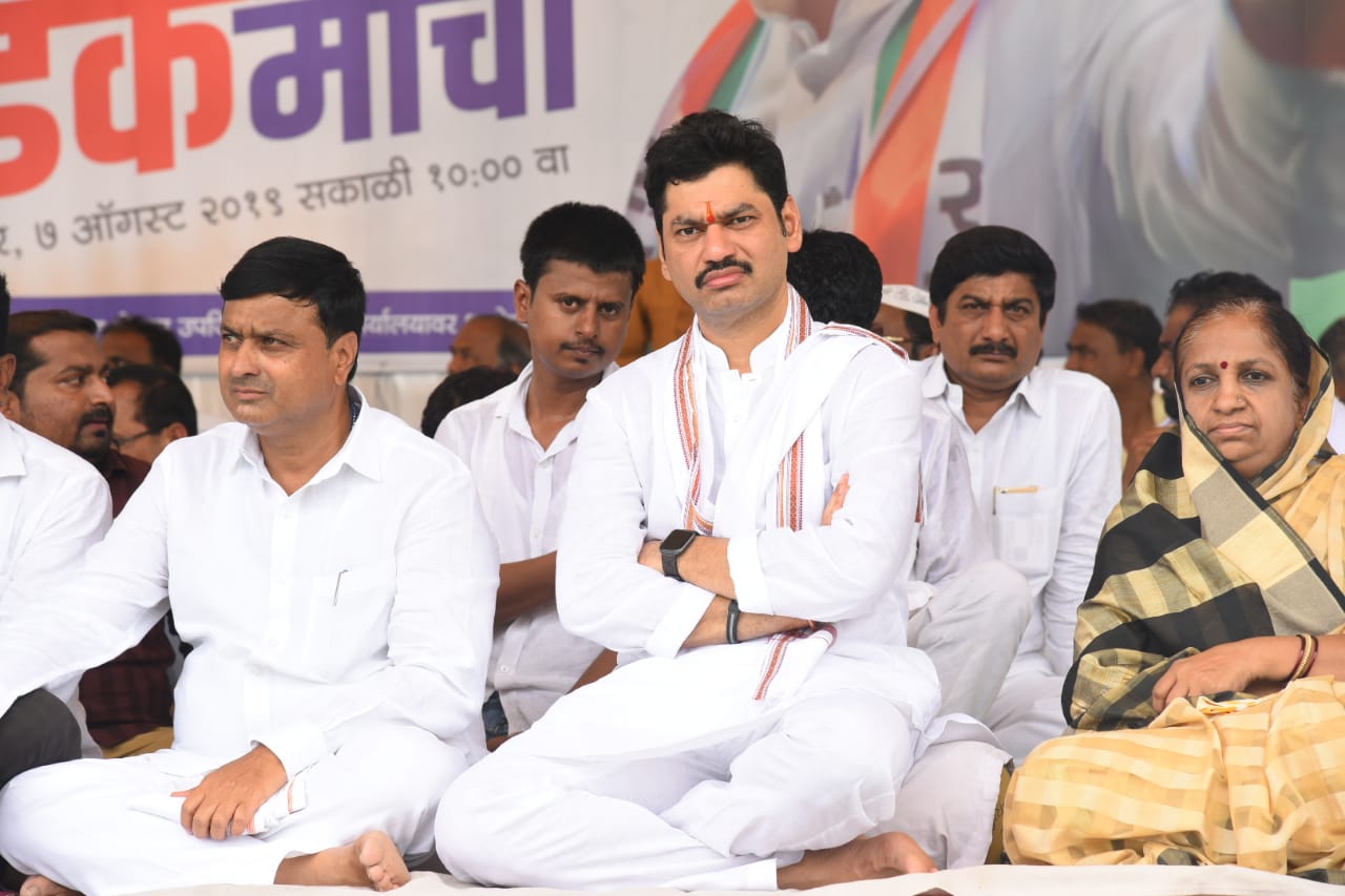 धनंजय मुंडे व राष्ट्रवादीच्या 7 तासाच्या ठिय्या आंदोलनाला मोठे यश !