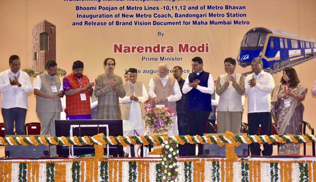 उद्धव ठाकरेंच्या ‘या’ विधानानंतर मुख्यमंत्री देवेंद्र फडणवीसांनी वाजवल्या जोरदार टाळ्या ! उद्धव ठाकरेंच्या ‘या’ विधानानंतर मुख्यमंत्री देवेंद्र फडणवीसांनी वाजवल्या जोरदार टाळ्या !