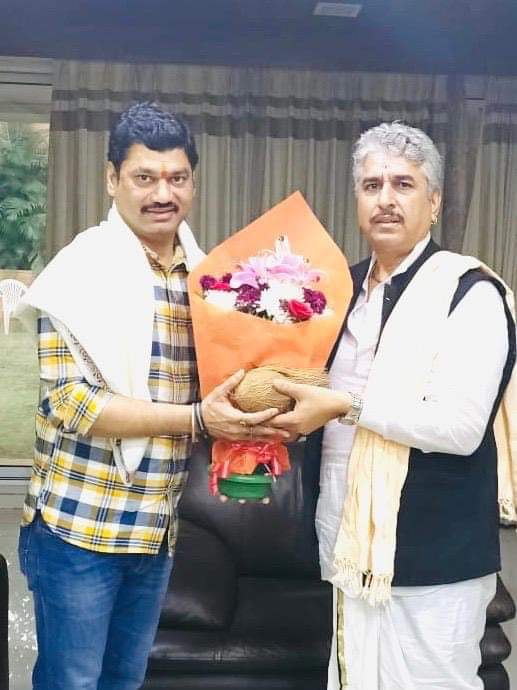 मंत्री होऊन भगवानबाबांच्या दर्शनाला या, महंत नामदेवशास्त्रींनी दिलं धनंजय मुंडेंना निमंत्रण!