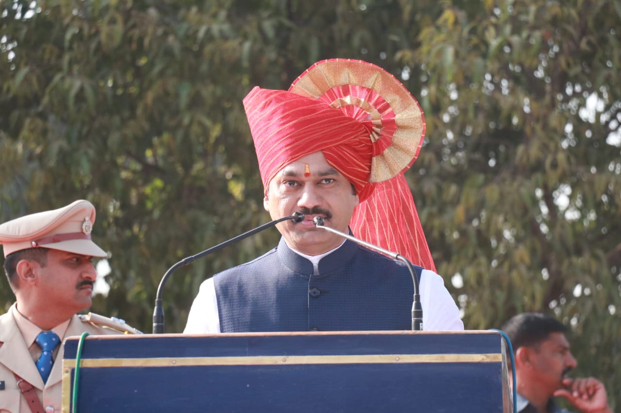 बीड जिल्ह्याचा मागासलेपणा पुसण्यासाठी पुढील पाच वर्ष काम करू – पालकमंत्री धनंजय मुंडे