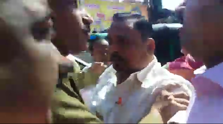 मंत्री राजेंद्र पाटील यड्रावकर यांना बेळगावमध्ये धक्काबुक्की !VIDEO मंत्री राजेंद्र पाटील यड्रावकर यांना बेळगावमध्ये धक्काबुक्की !VIDEO