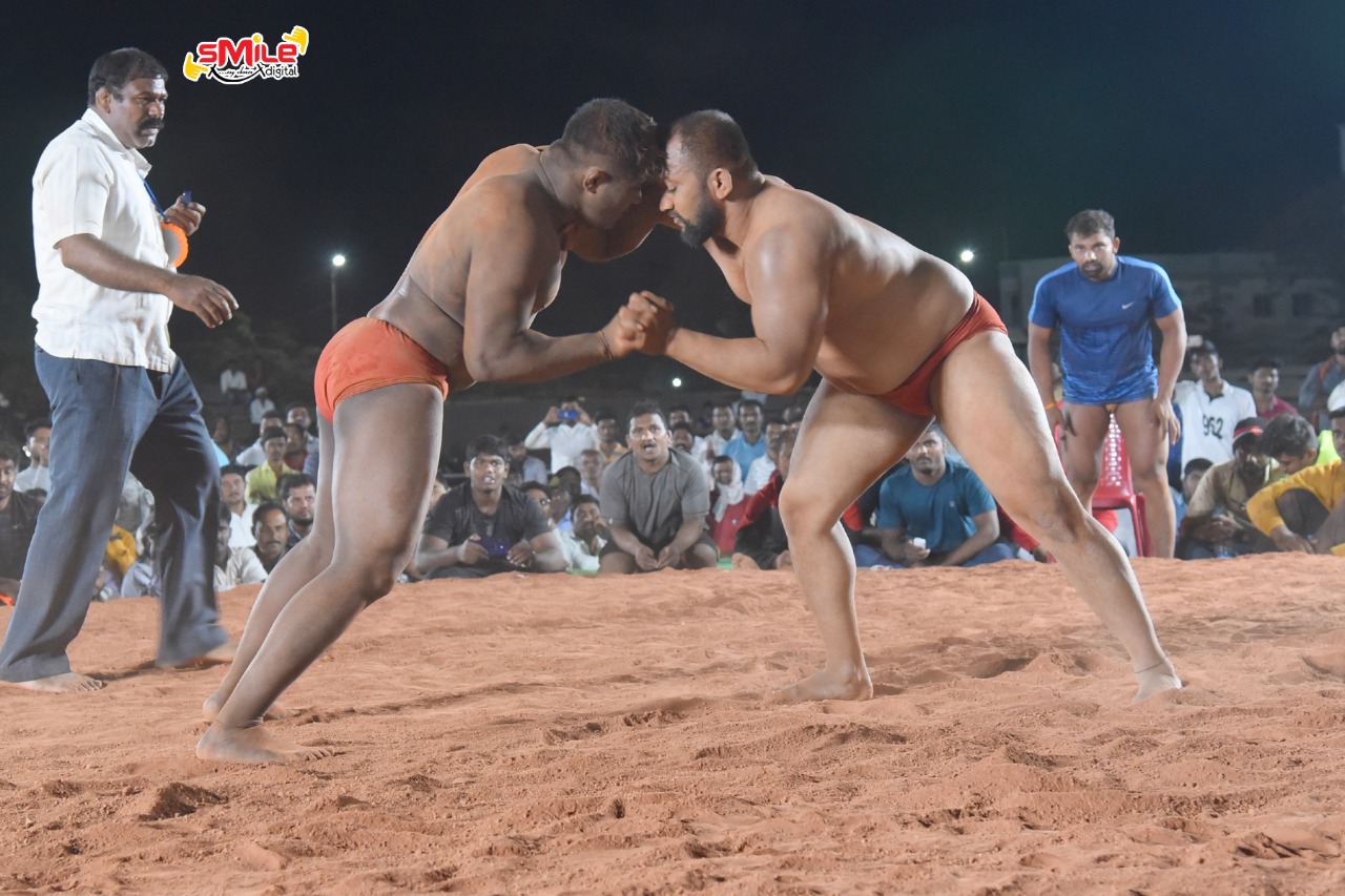 माळशिरसचा राहुल सुळ ठरला यंदाचा परळी केसरी, रोमहर्षक कुस्तीत पुण्याच्या संतोष गायकवाडला केले चितपट !