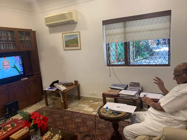 लोकांच्या जीविताशी तडजोड न करता काही भागात लॉकडाऊन शिथिल करण्याबाबत विचार करता येईल का?, शरद पवारांची पंतप्रधान मोदींशी चर्चा! लोकांच्या जीविताशी तडजोड न करता काही भागात लॉकडाऊन शिथिल करण्याबाबत विचार करता येईल का?, शरद पवारांची पंतप्रधान मोदींशी चर्चा!