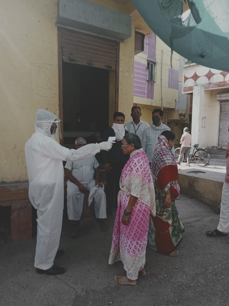 धनंजय मुंडेंच्या नाथ प्रतिष्ठान व वन रुपी क्लिनिकच्या माध्यमातून सुरू असलेल्या थर्मल टेस्टिंगला परळीकरांचा उत्तम प्रतिसाद !