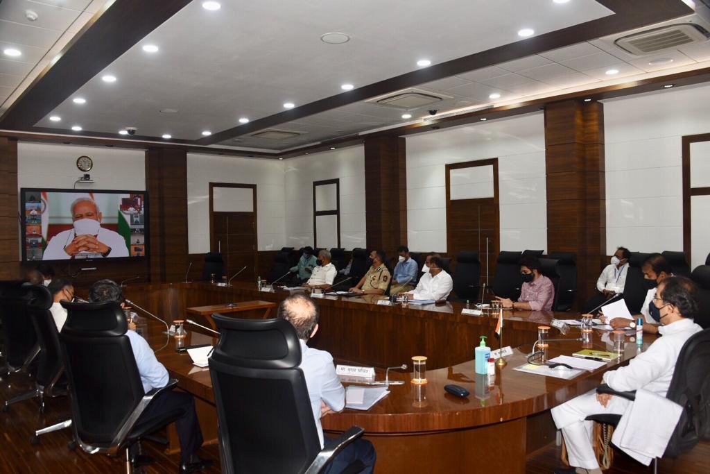 सर्व राज्यांच्या मुख्यमंत्र्यांसोबत पंतप्रधान मोदींची व्हिडीओ कॉन्फरसिंगद्वारे बैठक, लॉकडाऊन 30 एप्रिलपर्यंत वाढवणार? सर्व राज्यांच्या मुख्यमंत्र्यांसोबत पंतप्रधान मोदींची व्हिडीओ कॉन्फरसिंगद्वारे बैठक, लॉकडाऊन 30 एप्रिलपर्यंत वाढवणार?