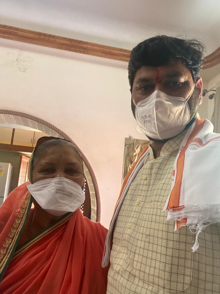 धनंजय मुंडेंचा मातृदिनानिमित्त ‘सेल्फी विथ आई’, कोरोनाविरुद्ध लढणाऱ्या प्रत्येक मातेलाही केले वंदन!