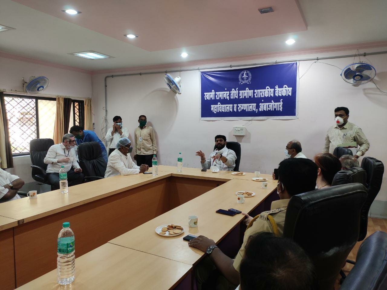 कोरोनाच्या पार्श्वभूमीवर पालकमंत्री धनंजय मुंडे यांची अंबाजोगाई येथील वैद्यकीय महाविद्यालयाला भेट !