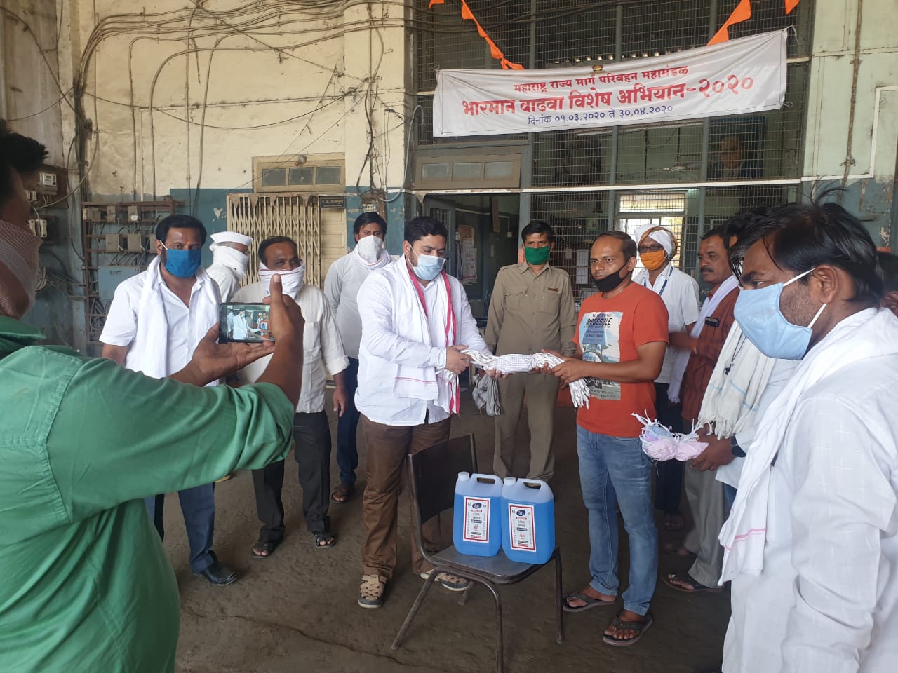 धनंजय मुंडे बनले एसटी कर्मचाऱ्यांचे रक्षक, लालपरीच्या सेवेकऱ्यांना नाथ प्रतिष्ठानकडून केले सॅनिटायझर व मास्क वाटप !