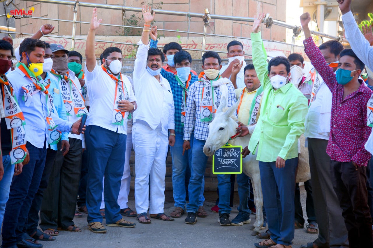 परळीत राष्ट्रवादीकडून आ. पडळकरांच्या वक्तव्याचा तीव्र निषेध, गुन्हा दाखल करण्याची मागणी !