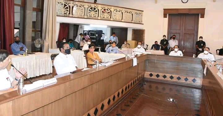 भाजपला विश्वासात घेऊ, मुख्यमंत्र्यांचं पुण्यातील बैठकीत आश्वासन!