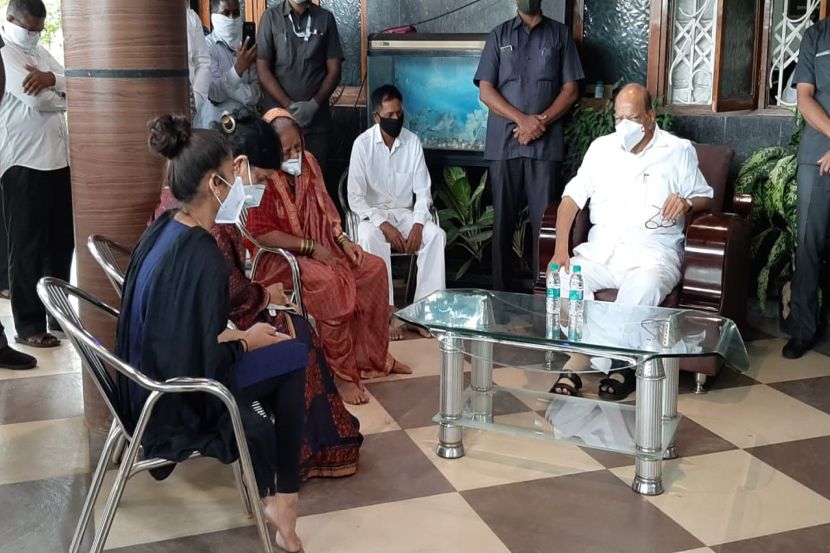 कोरोनामुळे निधन झालेल्या नगरसेवक दत्ता साने यांच्या कुटुंबियांची शरद पवारांनी घेतली भेट!