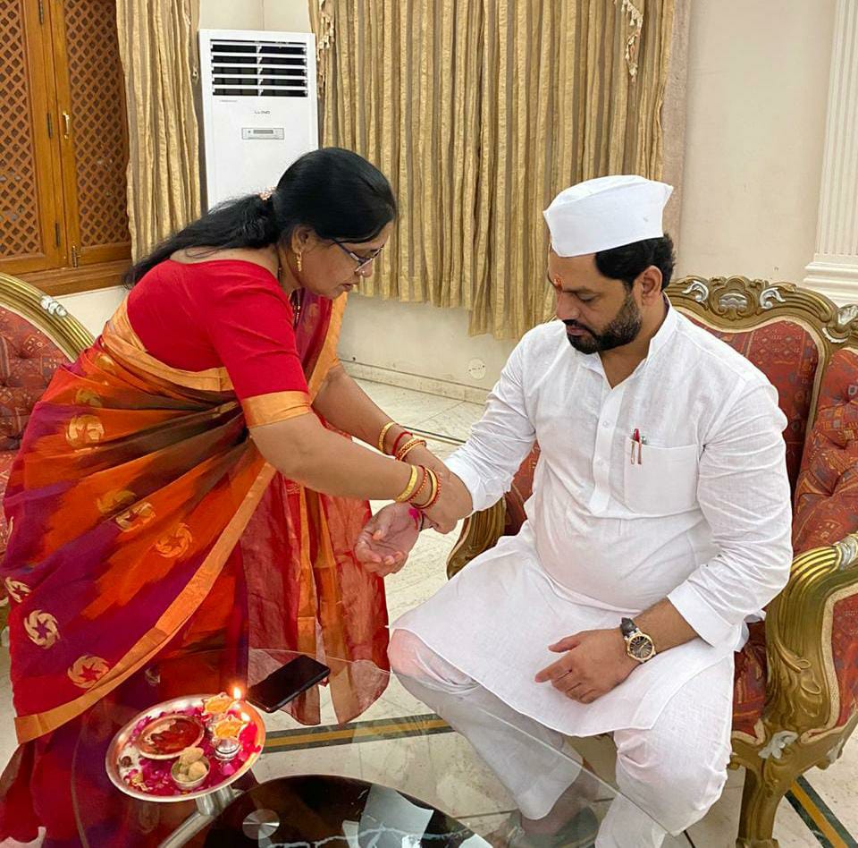 मोठ्या बहिणींकडून राखी बांधत धनंजय मुंडेंची राखी पौर्णिमा साजरी, सर्व कोविड योद्धा महिला भगिनींना यावर्षीची राखी पौर्णिमा समर्पित – धनंजय मुंडे