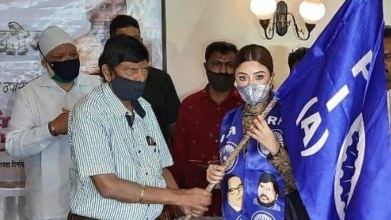 अभिनेत्री पायल घोषची राजकारणात एण्ट्री, रामदास आठवलेंनी दिला पक्षात प्रवेश, पक्ष प्रवेशानंतर काय म्हणाली पायल घोष ! पाहा