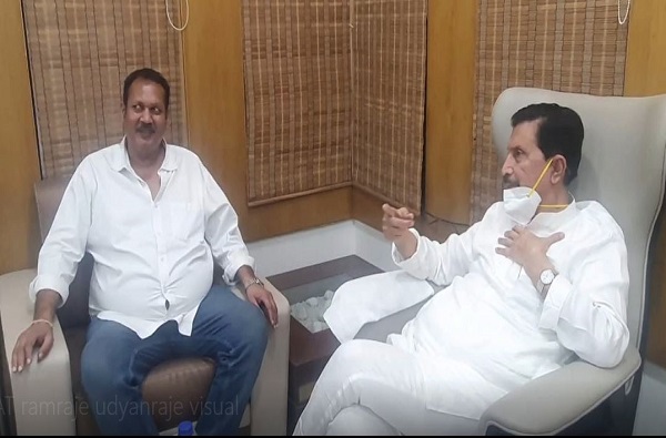 दोस्तीसाठी उदयनराजेंचं एक पाऊल पुढे, विश्रामगृहात रामराजे असल्याची माहिती मिळताच स्वत: जाऊन घेतली भेट,  दोन्ही राजेंमध्ये काय झाली चर्चा?  वाचा