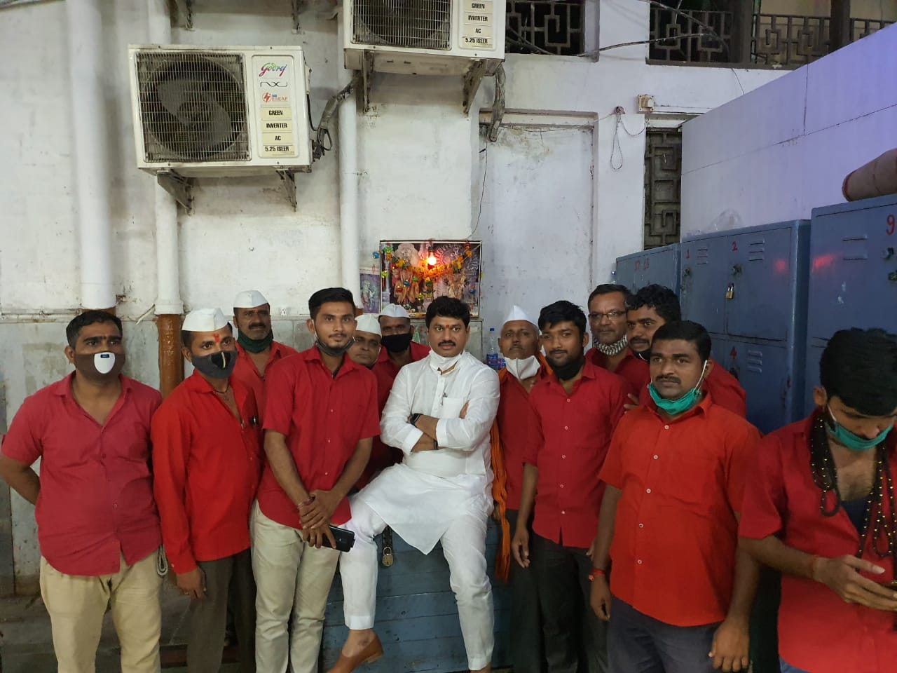 सीएसटीच्या ‘त्या’च पेटीवर बसले धनंजय मुंडे,  ज्या पेटीवर बसले होते स्व. गोपीनाथराव मुंडे!