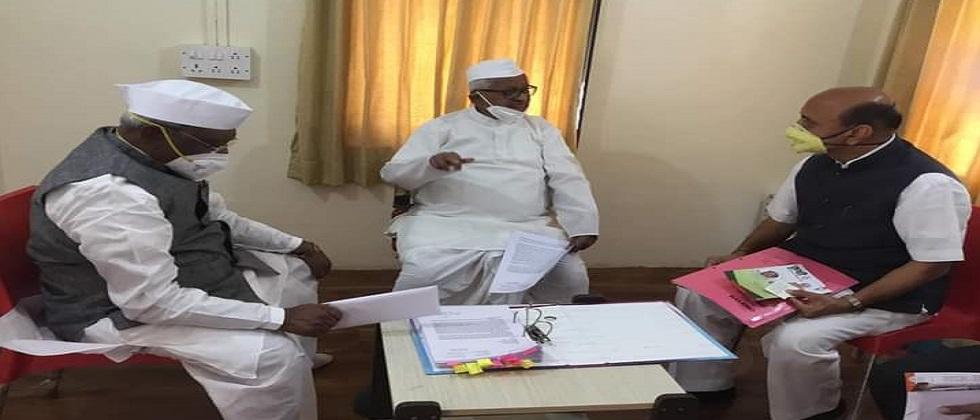 अण्णांच्या मनधरणीसाठी भाजपचे शिष्टमंडळ अण्णांच्या मनधरणीसाठी भाजपचे शिष्टमंडळ