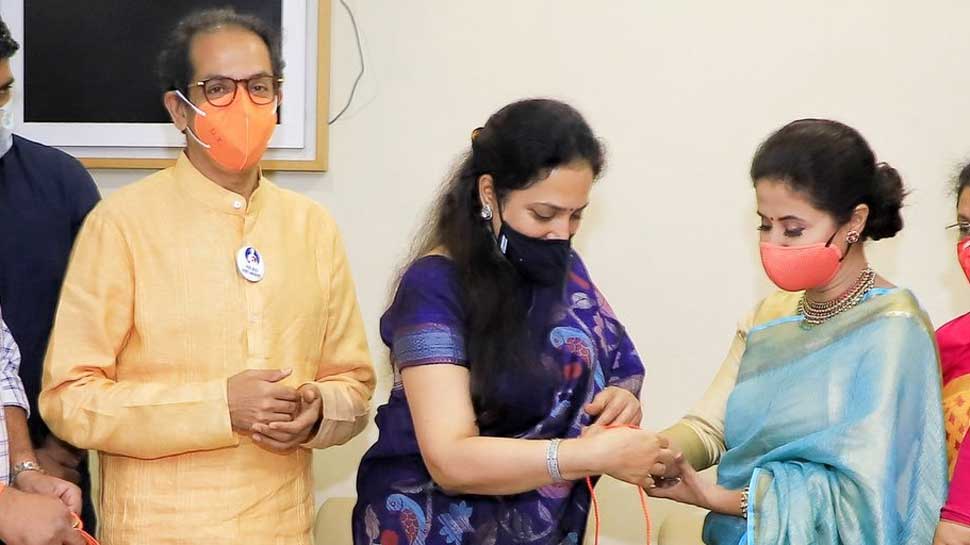 रश्मी ठाकरेंच्या हस्ते उर्मिलाच्या हाती शिवबंधन