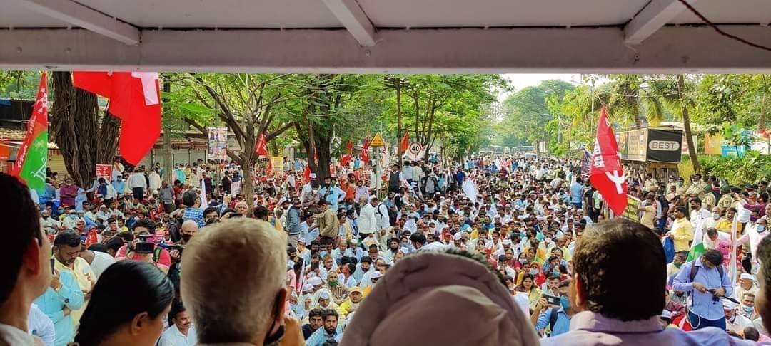 अंबानी-अदानींच्या कार्यालयावर शेतकऱ्यांचा मोर्चा