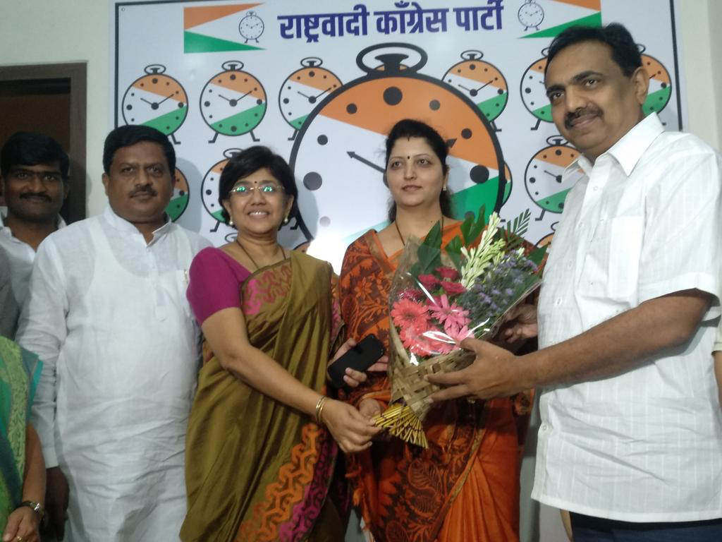 जयंत पाटलाकडून राष्ट्रवादीच्या महिला प्रदेशाध्यक्षाचे कार्यालय पेटवण्याची धमकी जयंत पाटलाकडून राष्ट्रवादीच्या महिला प्रदेशाध्यक्षाचे कार्यालय पेटवण्याची धमकी