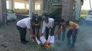 राजू शेट्टींकडून कृषी बिलाची होळी